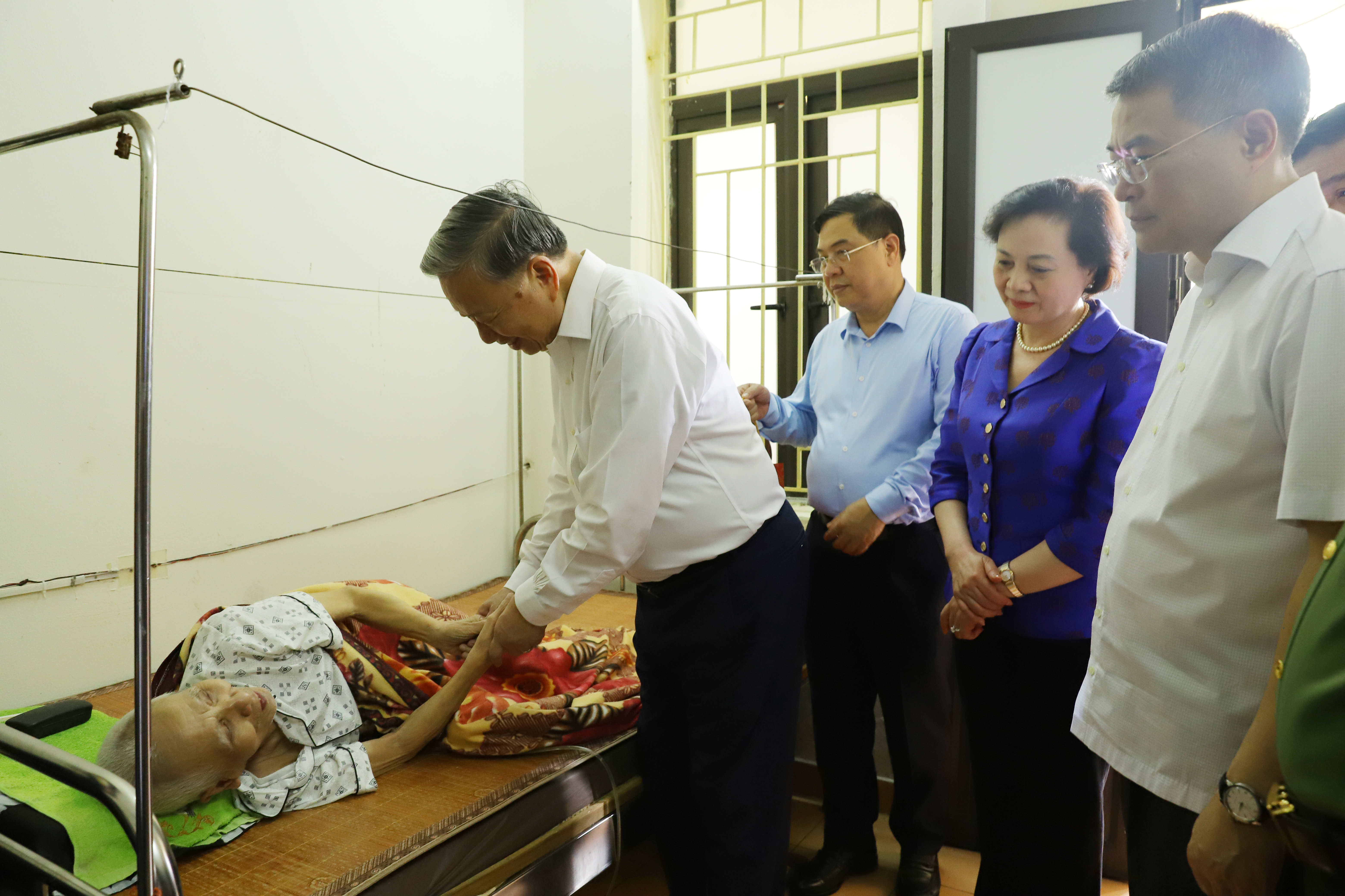 Tổng Bí thư Tô Lâm thăm và tặng quà các thương binh, bệnh binh, người có công với cách mạng tại Trung tâm điều dưỡng thương binh Thuận Thành
